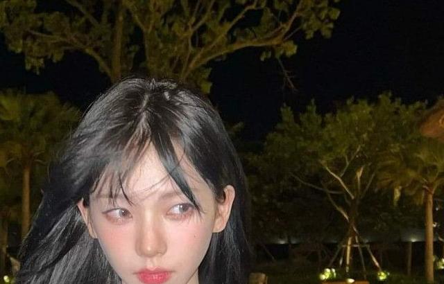 수영장에서 섹시한 에스파 카리나