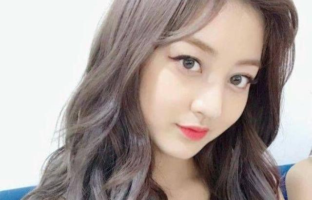 셀카 찍는 지효