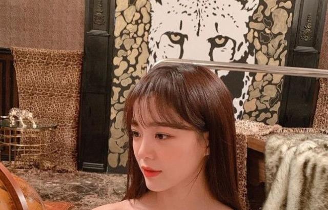 어깨를 드러낸 김세정 인스타