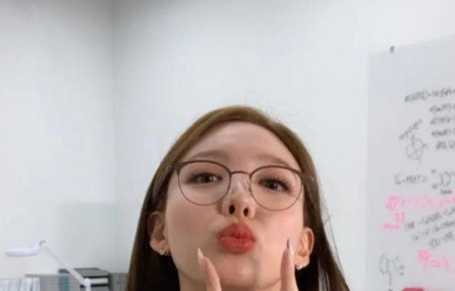 나연 쯔위 오피스룩