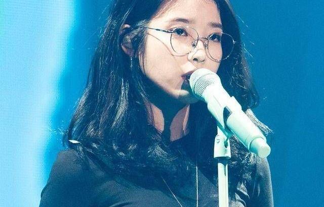 마이크 앞 초섹시 글래머 검은티 아이유