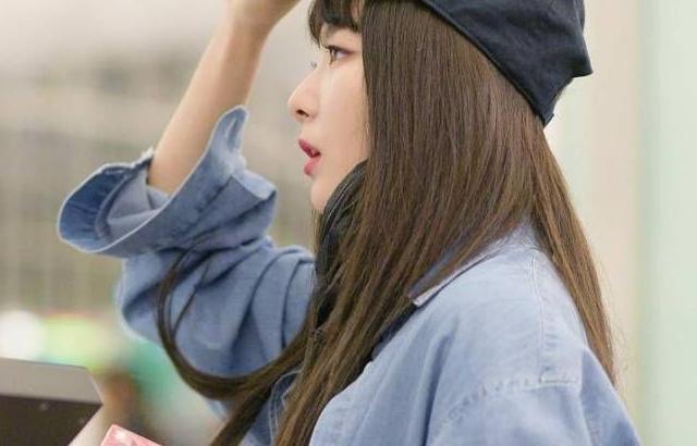 여권과 얼굴 대조하는 슬기