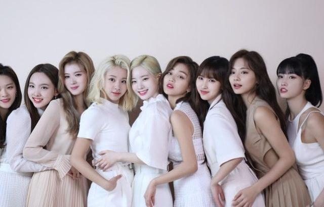에스티로더 트와이스 전체샷