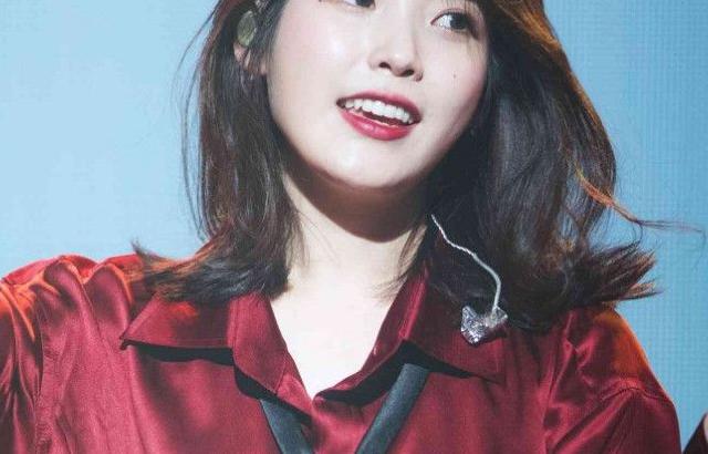 초섹시 빨간셔츠 안아잇는 글래머 아이유