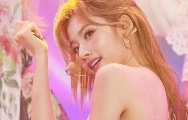 TWICE SANA