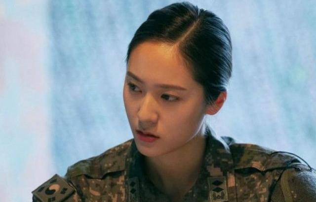 군복 입은 크리스탈