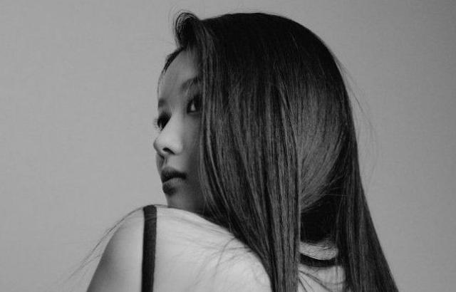 배우 김유정 아름다운 뒷태
