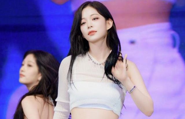 이채영 백바지