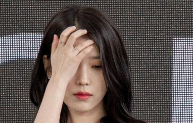 부산 바람에 머리 날리는 아이유