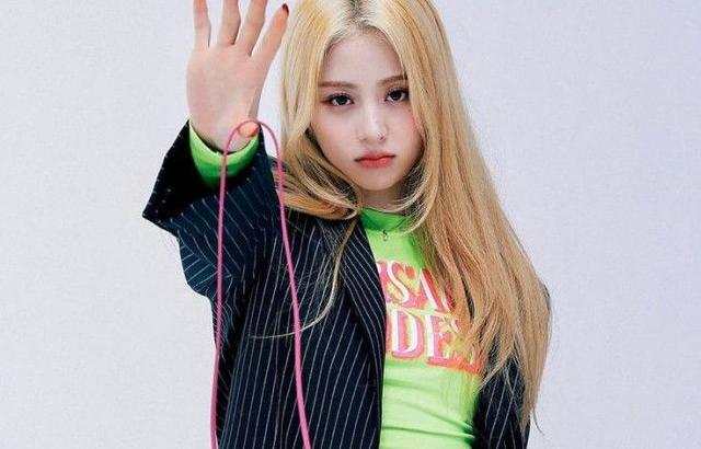 LE SSERAFIM YUNJIN
