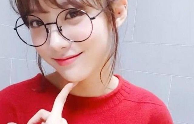 안경쓴 루다 셀카