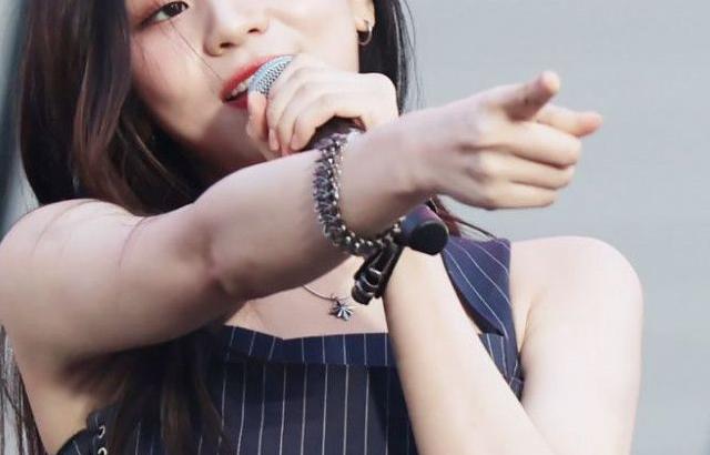 VIVIZ 엄지