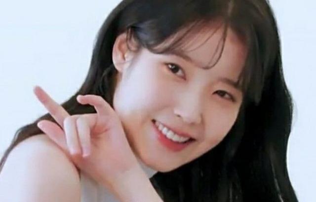하얀 민소매 목폴라 아이유