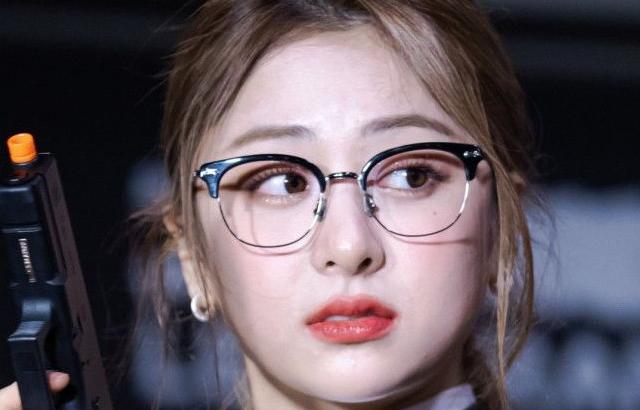 LE SSERAFIM YUNJIN