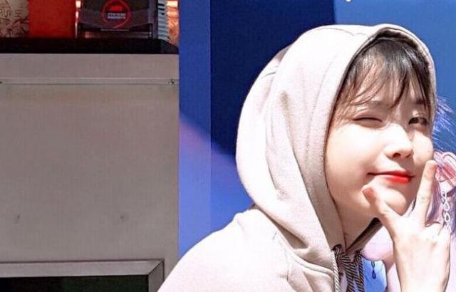 브이 날리는 아이유