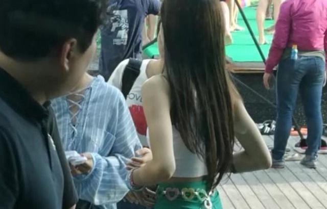 슬랜더 리사 핫팬츠 뒤태