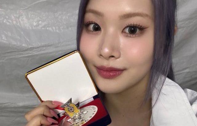 PURPLE KISS swan