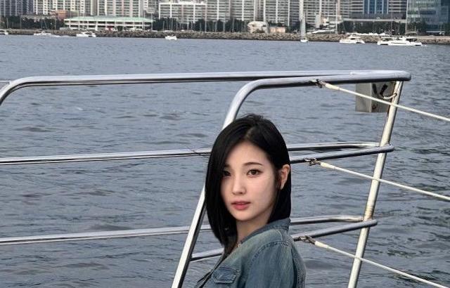 꽉 끼는 청바지 핏 앨리스 소희