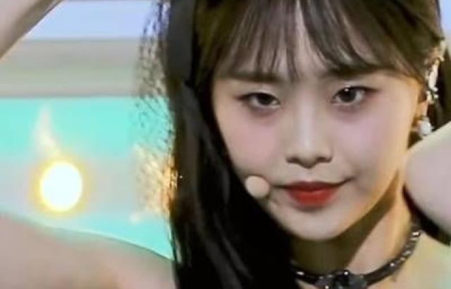 민소매 이달의 소녀 츄