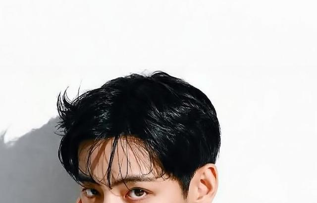 컴포즈 커피 화보 찍는 BIS 뷔 인스타그램 업데이트.JPG