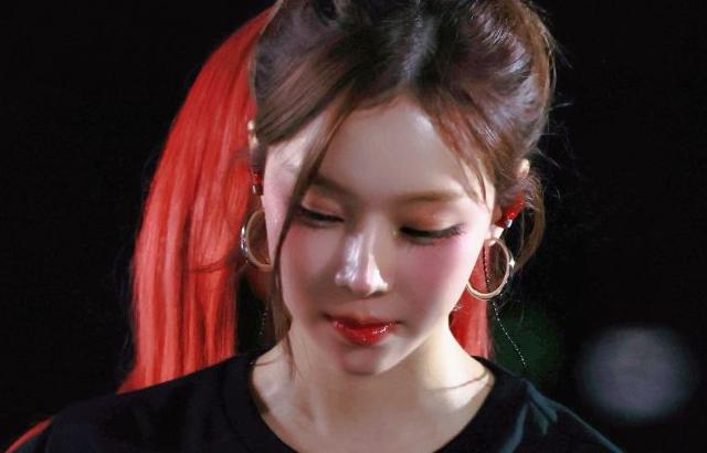 올린머리가 잘 어울리는 귀여운 에스파 윈터