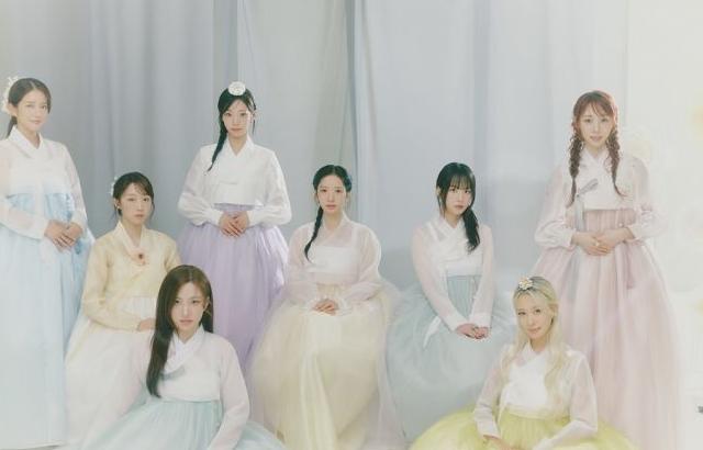 2025년 추석 인사 우주소녀 한복 사진.JPG