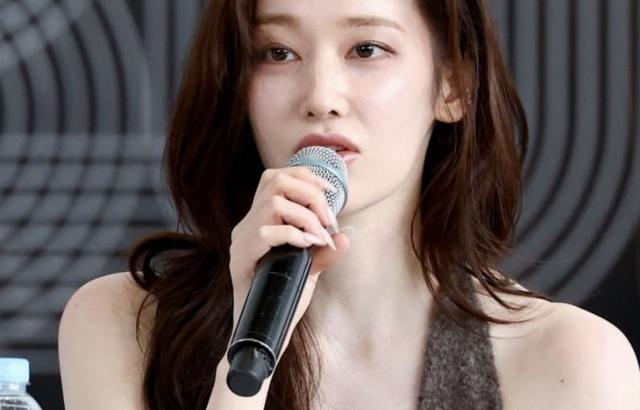 골반이 엄청난 전종서 원피스.gif