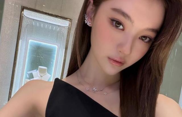 MEOVV (미야오) 엘라