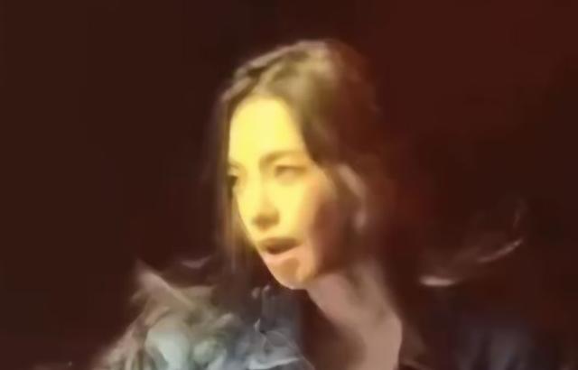 카리나 숙이는 가슴골 순간포착